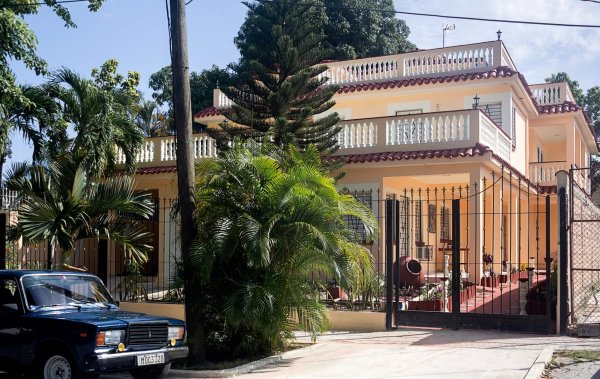 Casa Independiente de 5 habitaciones en venta en Miramar, Playa, La Habana - 3