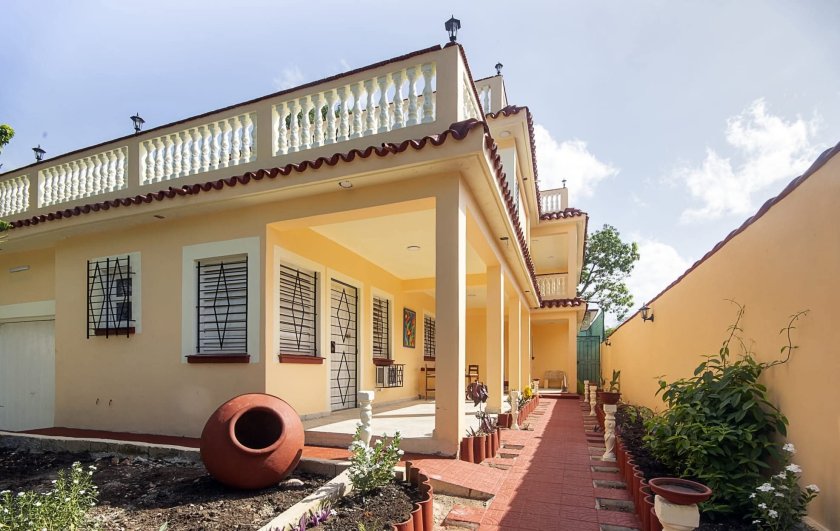 Casa Independiente de 5 habitaciones en venta en Miramar, Playa, La Habana