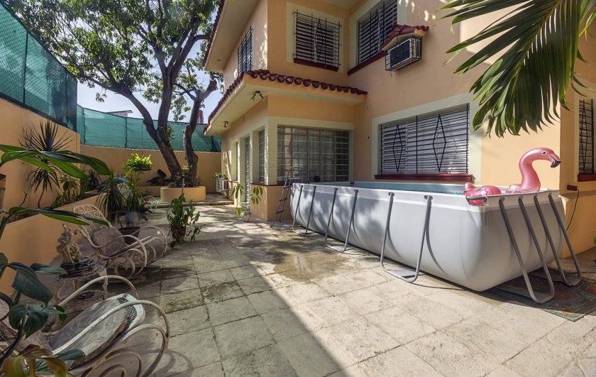 Casa Independiente de 5 habitaciones en venta en Miramar, Playa, La Habana