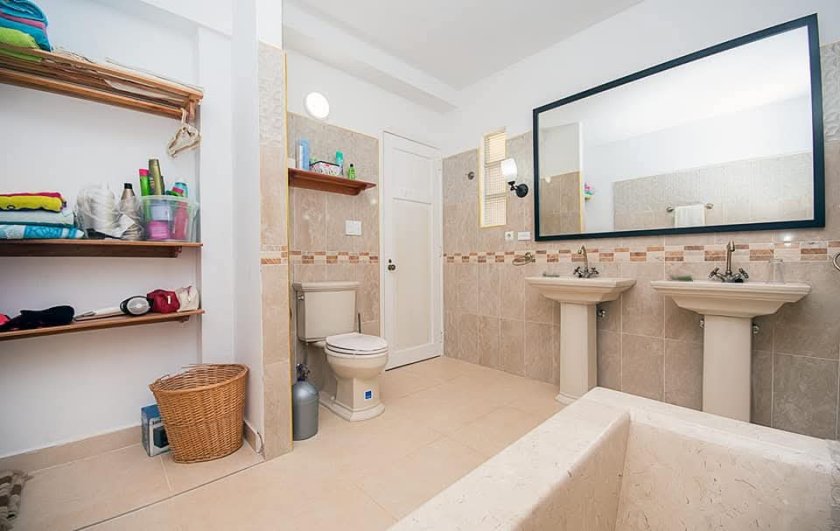 Casa Independiente de 5 habitaciones en venta en Miramar, Playa, La Habana
