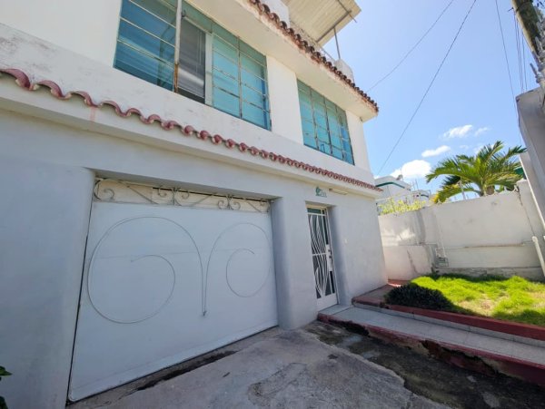 Casa Independiente de 4 habitaciones en venta en Santos Suárez, Diez de Octubre, La Habana