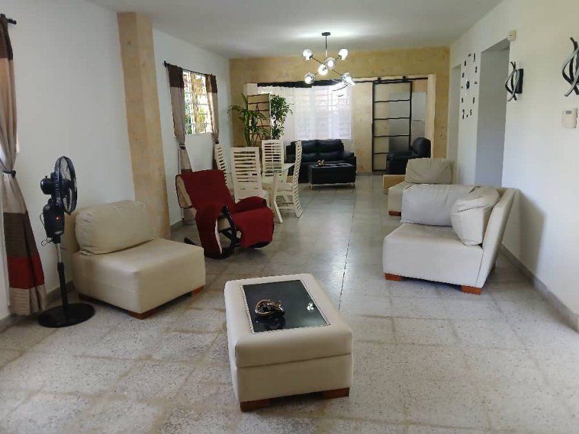 Casa Independiente de 6 habitaciones en venta en Nuevo Vedado, Plaza de la Revolución, La Habana