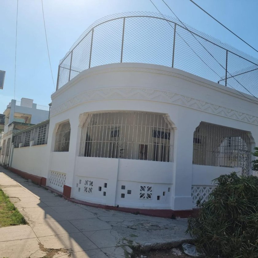 Casa de 4 habitaciones en venta en La Ceiba - Kholy, Playa, La Habana