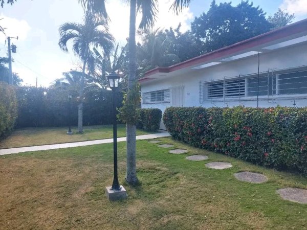Casa Independiente de 4 habitaciones en venta en Siboney - Playa, Playa, La Habana - 2
