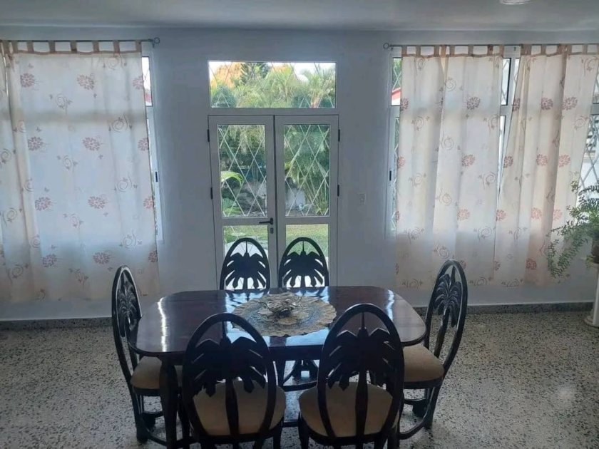 Casa Independiente de 4 habitaciones en venta en Siboney - Playa, Playa, La Habana