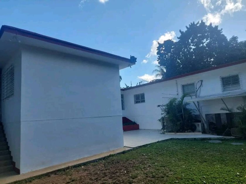 Casa Independiente de 4 habitaciones en venta en Siboney - Playa, Playa, La Habana