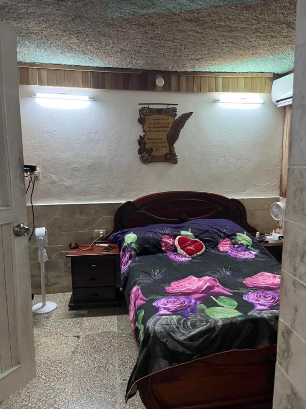 Casa Independiente de 6 habitaciones en venta en Santa Fe, Playa, La Habana