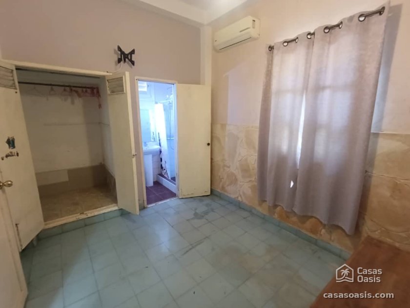 Casa Independiente de 4 habitaciones en venta en Miramar, Playa, La Habana