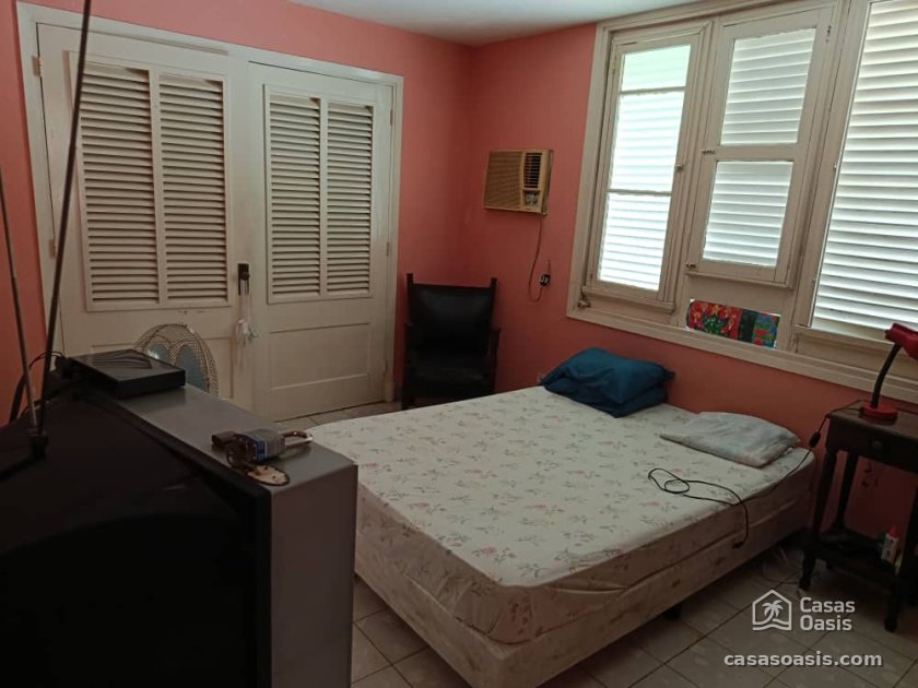 Casa Independiente de 4 habitaciones en venta en Santa Fe, Playa, La Habana