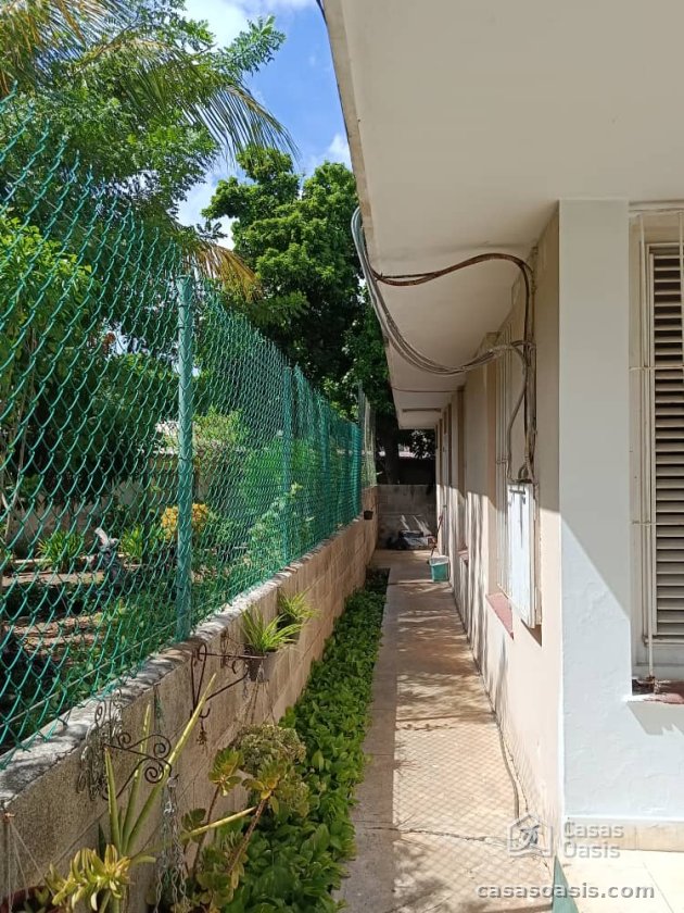 Casa Independiente de 4 habitaciones en venta en Santa Fe, Playa, La Habana