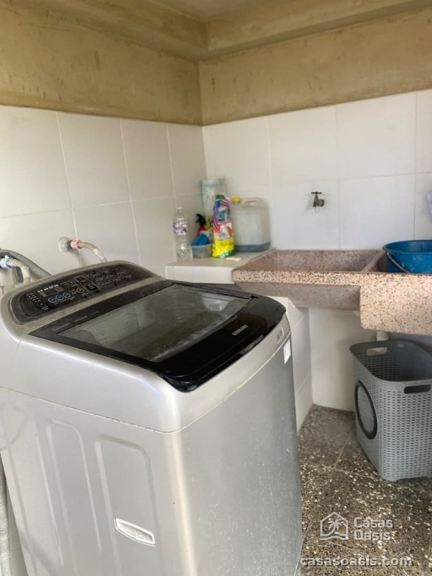 Casa Independiente de 6 habitaciones en venta en Diez de Octubre, La Habana