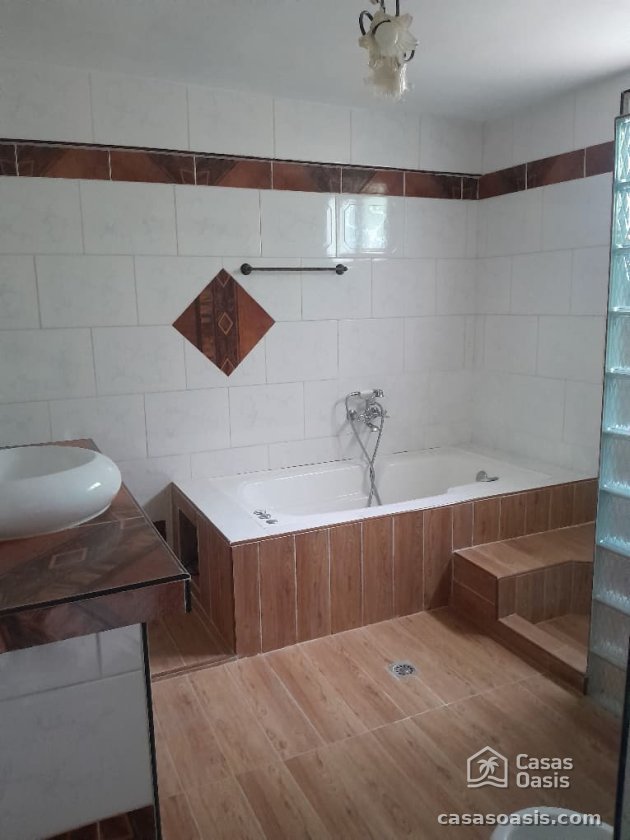 Casa Independiente de 3 habitaciones en venta en Santa Fe, Playa, La Habana