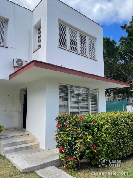 Casa Independiente de 6 habitaciones en venta en Miramar, Playa, La Habana - 2
