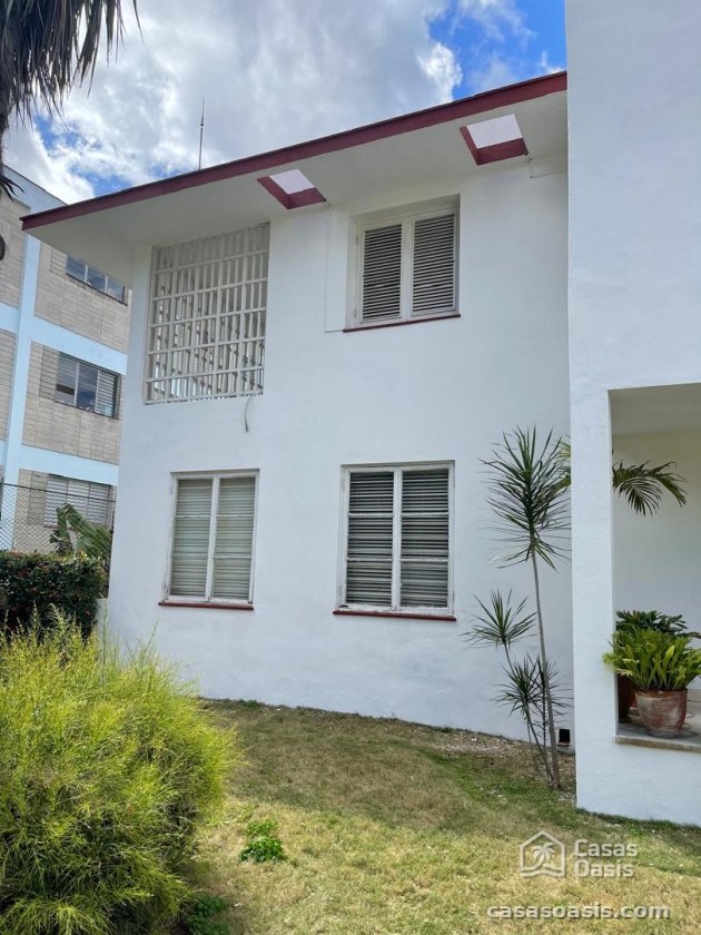 Casa Independiente de 6 habitaciones en venta en Miramar, Playa, La Habana