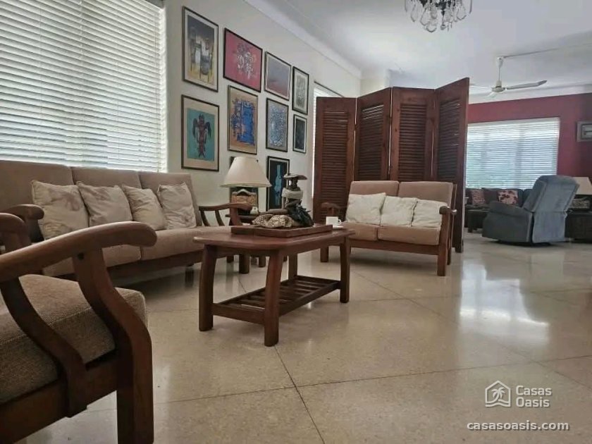 Casa Independiente de 6 habitaciones en venta en Miramar, Playa, La Habana