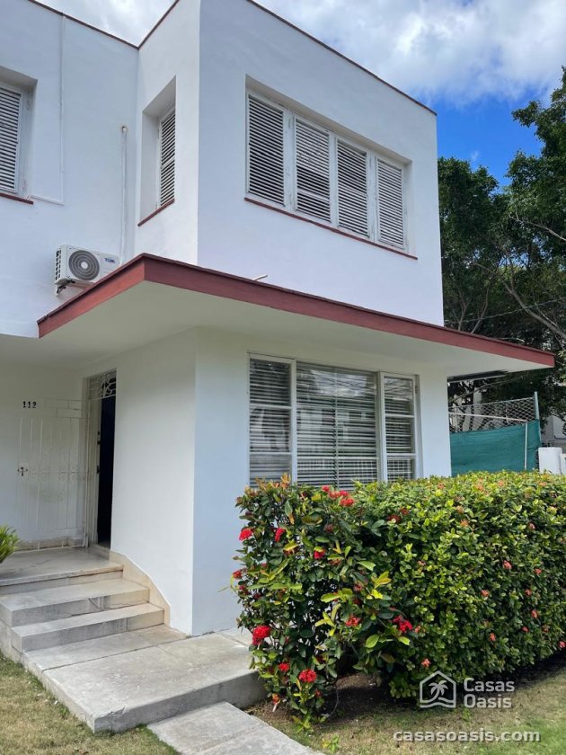 Casa Independiente de 6 habitaciones en venta en Miramar, Playa, La Habana