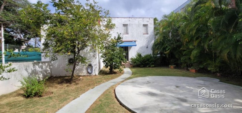 Casa Independiente de 6 habitaciones en venta en Miramar, Playa, La Habana