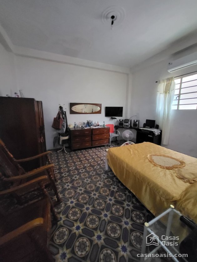 Biplanta de 5 habitaciones en venta en Playa, La Habana