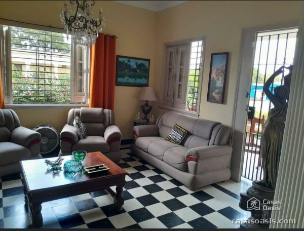 Casa Independiente de 5 habitaciones en venta en Playa, La Habana