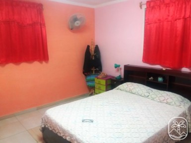 Biplanta de 2 habitaciones en venta en Marianao, La Habana