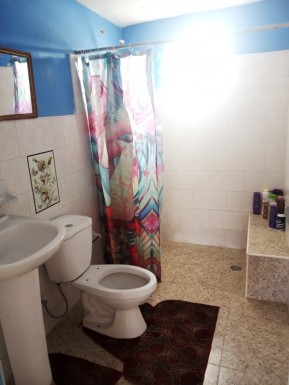 Biplanta de 6 habitaciones en venta en Jaimanitas, Playa, La Habana