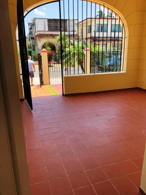 Casa Independiente de 5 habitaciones en venta en Miramar, Playa, La Habana