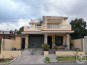 Casa de 5 habitaciones en venta en Víbora Park, Arroyo Naranjo, La Habana - Miniatura 1
