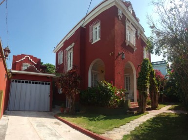 Casa Independiente de 5 habitaciones en venta en Playa, La Habana