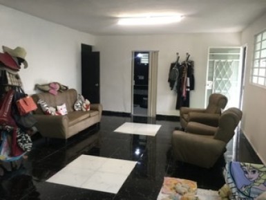 Casa Independiente de 4 habitaciones en venta en California, San Miguel del Padrón, La Habana