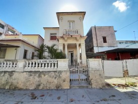 Casa Independiente de 6 habitaciones en venta en El Carmelo, Plaza de la Revolución, La Habana