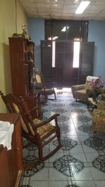 Casa Colonial de 5 habitaciones en venta en Dragones, Centro Habana, La Habana