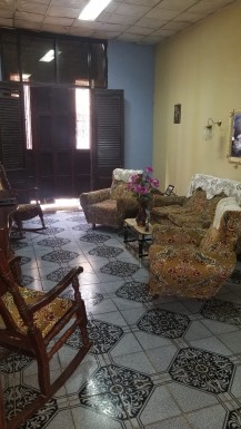 Casa Colonial de 5 habitaciones en venta en Dragones, Centro Habana, La Habana