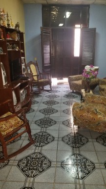 Casa Colonial de 5 habitaciones en venta en Dragones, Centro Habana, La Habana