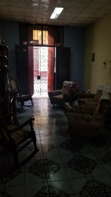 Casa Colonial de 5 habitaciones en venta en Dragones, Centro Habana, La Habana