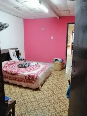 Casa Colonial de 3 habitaciones en venta en San Leopoldo, Centro Habana, La Habana