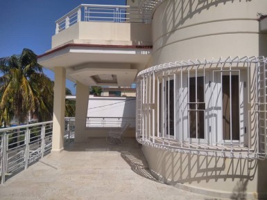 Casa Independiente de 3 habitaciones en venta en Nuevo Vedado, Plaza de la Revolución, La Habana