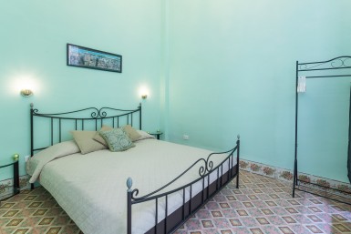 Colonial with 4 bedrooms for sale in San Lázaro, Centro Habana, La Habana