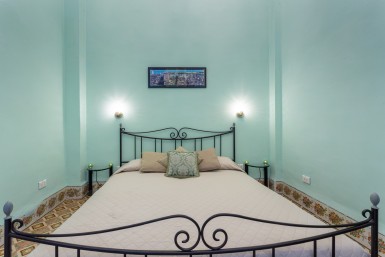 Colonial with 4 bedrooms for sale in San Lázaro, Centro Habana, La Habana