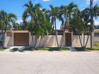 Casa Independiente de 4 habitaciones en venta en Santa Fe, Playa, La Habana