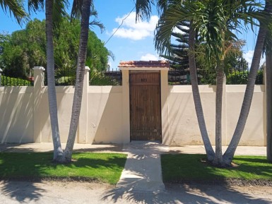 Casa Independiente de 4 habitaciones en venta en Santa Fe, Playa, La Habana