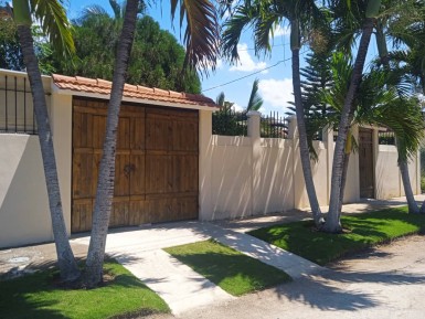Casa Independiente de 4 habitaciones en venta en Santa Fe, Playa, La Habana