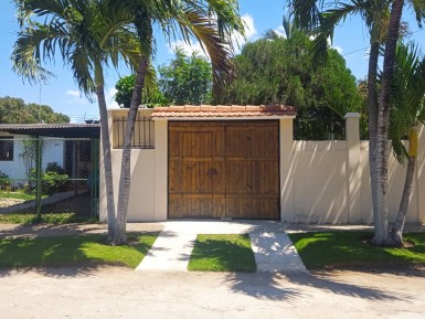 Casa Independiente de 4 habitaciones en venta en Santa Fe, Playa, La Habana