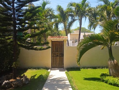 Casa Independiente de 4 habitaciones en venta en Santa Fe, Playa, La Habana