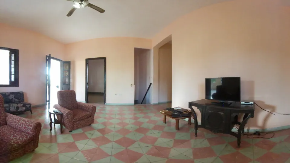 Sala de una casa de dos plantas en el vedado, en 360°